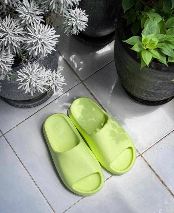 Yeezy Slides "Glow Green"