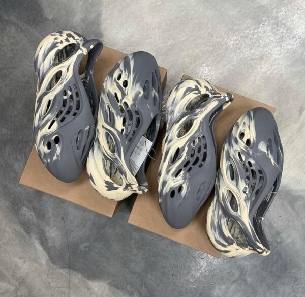 Yeezy Foam RNNR "Moon Grey"