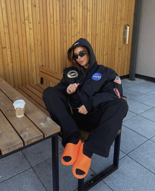 WMNS Yeezy Slides "Enflame Orange"